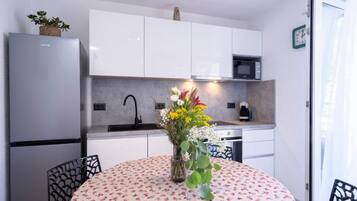 Jääkaappi, mikroaaltouuni, uuni, liesi