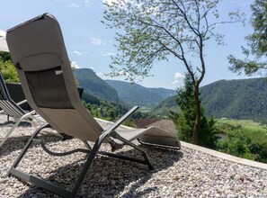 Una silla de descanso con vista a un paisaje montañoso.
