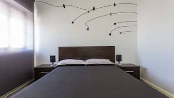 3 bedrooms, desk, iron/ironing board, travel crib