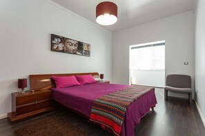 3 sovrum, skrivbord, strykjärn/strykbräda och resesäng