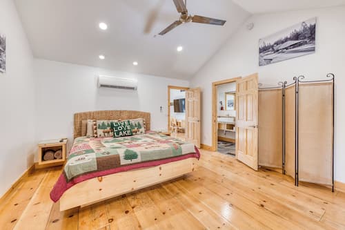 1 habitación, escritorio y espacio para trabajar con laptop