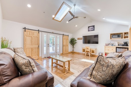 Televisión. Cottage Like Suite With Private Hot Tub