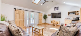 Cottage Like Suite With Private Hot Tub