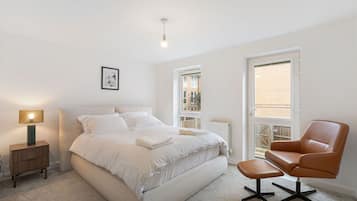 4 bedrooms, desk, iron/ironing board, WiFi