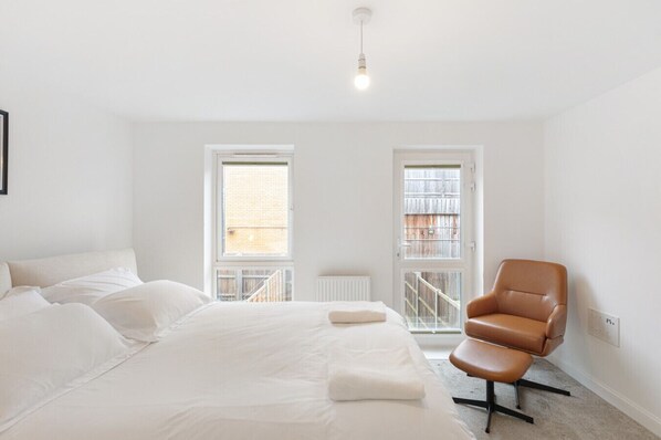 2 bedrooms, desk, WiFi, bed sheets - Luxurious 2-Bed near Dartford Station with Study. (Kent)