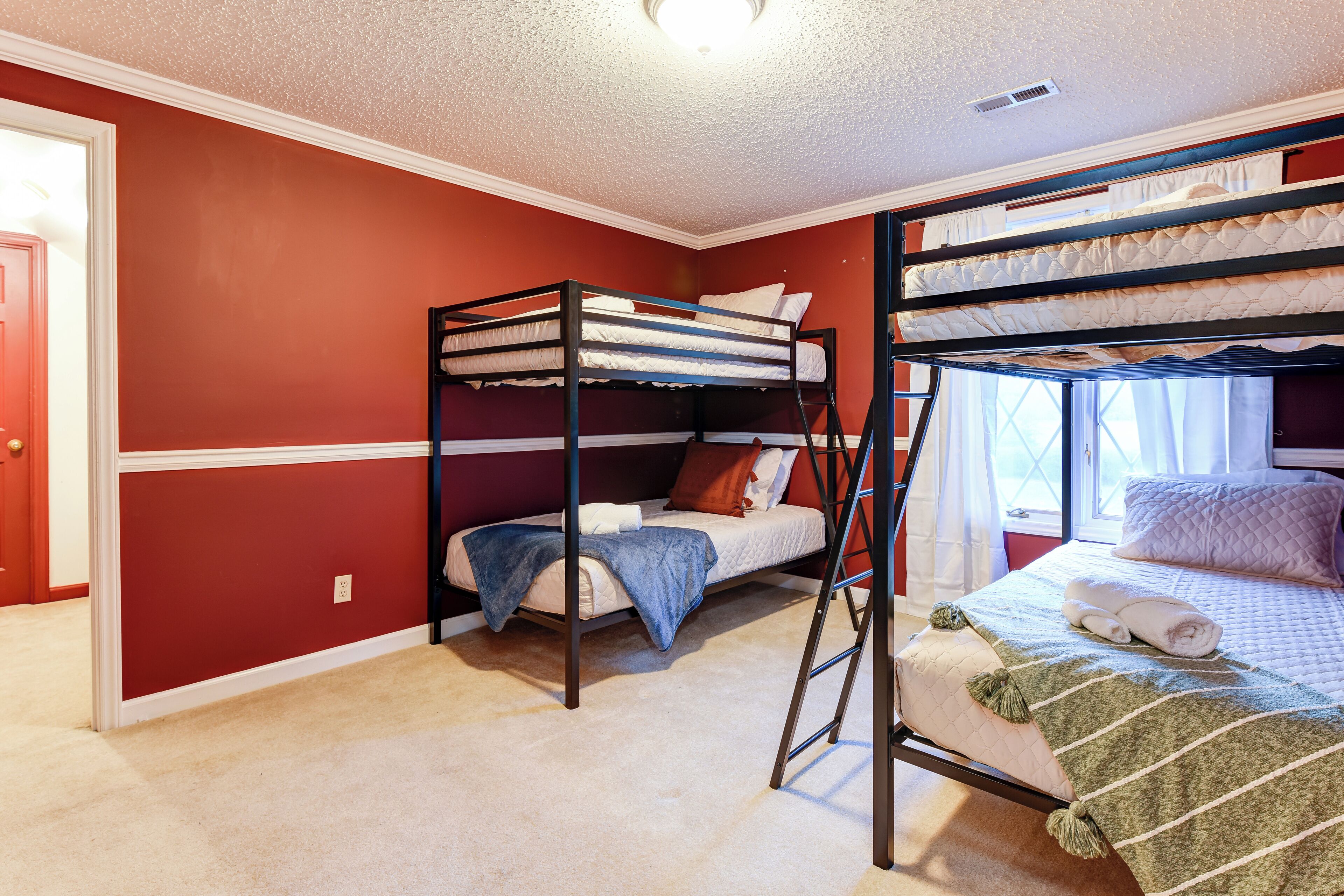 5 bedrooms, iron/ironing board, WiFi, bed sheets