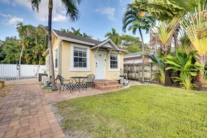 Terrace/patio - Shared Pool & Backyard: Small & Cozy Guest House (Fort Lauderdale)