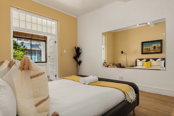 2 slaapkamers, een strijkplank/strijkijzer, internet, beddengoed