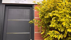 Une porte noire avec une enseigne au-dessus indiquant « Verano » et « Atto del Sion ».
