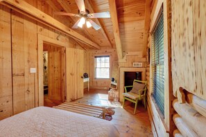 2 bedrooms, desk, iron/ironing board, WiFi