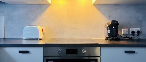 Kühlschrank, Mikrowelle, Ofen, Herdplatte