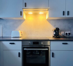 ثلاجة، ميكروويف، فرن، موقد طهي مسطح