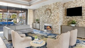 Una Smart TV, una chimenea