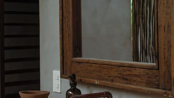 Bungalow, patio, vista al jardín | Baño | Amenidades de baño gratuitas, toallas, jabón, shampoo