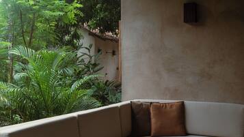Bungalow, patio, vista al jardín | Área de sala de estar