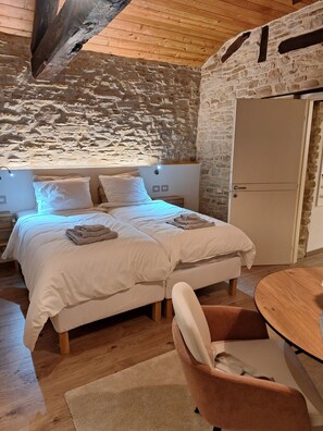 Iron/ironing board, WiFi, bed sheets - Borgo Poggio Dei Fiori: Luxurious and original vacation home for 12 people (Castelletto Uzzone)