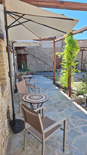 Outdoor dining - Borgo Poggio Dei Fiori: Luxurious and original vacation home for 12 people (Castelletto Uzzone)