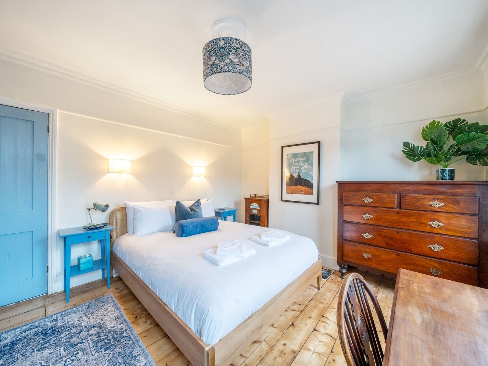 4 dormitorios, tabla de planchar con plancha, cuna de viaje