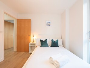 2 bedrooms, iron/ironing board, free WiFi, bed sheets - Top Floor Apartment – 2 Mins to Train Station, Near London Museum - Pass the Keys (London)