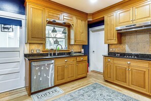 Fridge, microwave, stovetop, dishwasher - Ski, Hike & Fish: Modern Rutland Home (Rutland)