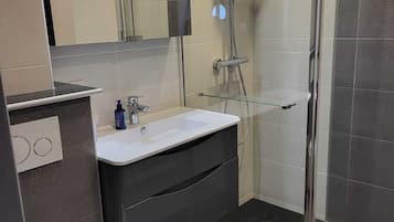Douche, sĂšche-cheveux, serviettes fournies, savon