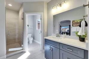Dusche, umweltfreundliche Kosmetikartikel, Haartrockner, HandtĂŒcher