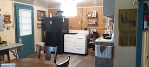 Een koelkast, een magnetron, een oven, een kookplaat