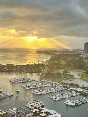 Marina - Waikiki Forever Ocean Views, Free Parking & Pool (Honolulu)