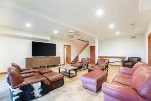 Smart TV y chimenea 