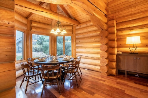 6 Bedroom, 4.5 Bath, Hot Tub, 104 Acres, Pet Friendly, Panoramic Views, Weddings!