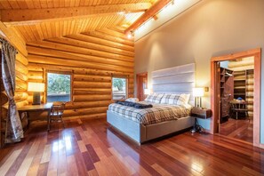 6 bedrooms, desk, iron/ironing board, travel cot