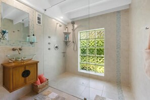 Douche, sèche-cheveux, serviettes fournies, savon