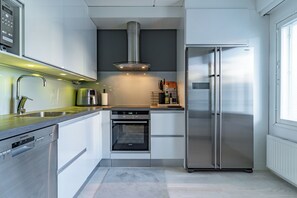 Kjøleskap, mikrobølgeovn, ovn og kokeplater