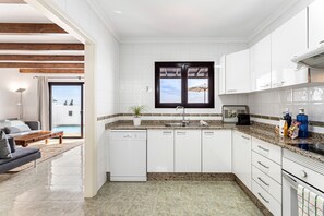 Fridge, microwave, oven, dishwasher - Villa 3 - VipVipVillas (Tías)