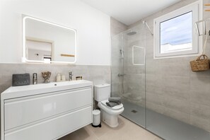 Dusj, hårføner og håndklær