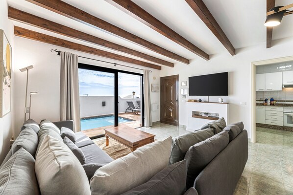 TV - Villa 3 - VipVipVillas (Tías)