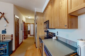 Kjøleskap, mikrobølgeovn, ovn og kokeplater