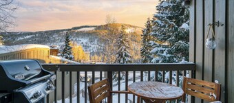Vail Vista Mountain Retreat w/ Balcony & Views, Near Vail Ski Village