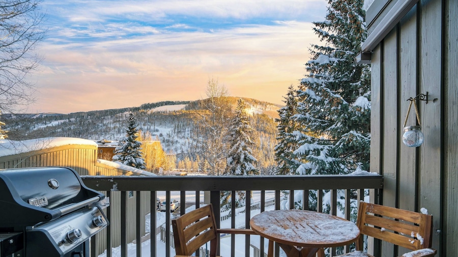 Vail Vista Mountain Retreat w/ Balcony & Views, Near Vail Ski Village