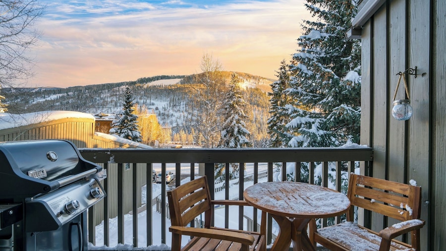 Vail Vista Mountain Retreat w/ Balcony & Views, Near Vail Ski Village