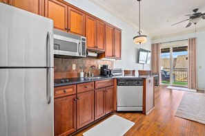 Fridge, microwave, stovetop, dishwasher - Aubie's Penthouse ~ 3/2 condo in Auburn, Alabama! (Auburn)