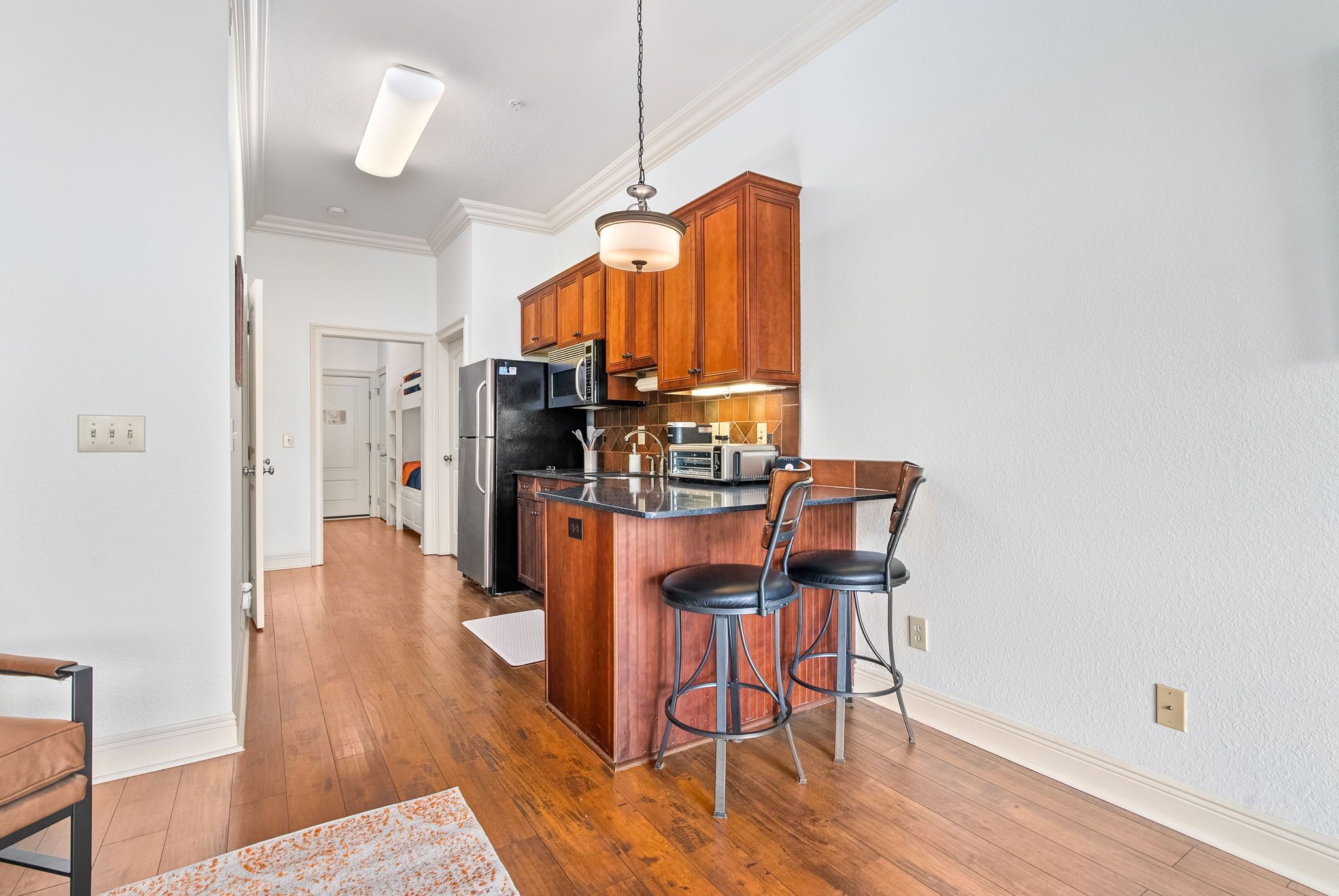 Réfrigérateur, micro-ondes, plaque de cuisson, lave-vaisselle