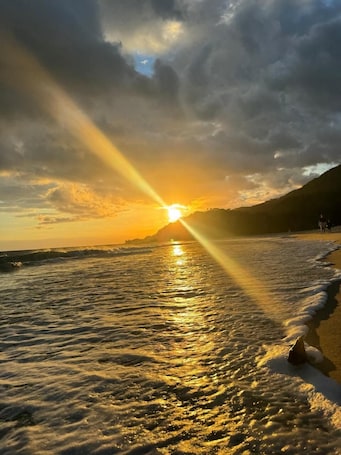 Una playa cerca, arena blanca