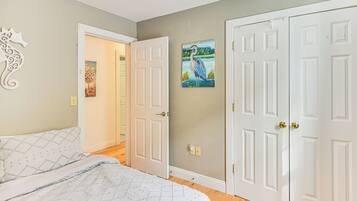 3 bedrooms, iron/ironing board, internet, bed sheets