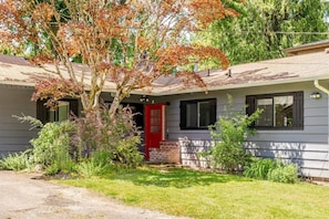 Exterior - Ranch house in Bridal Trails (Kirkland)