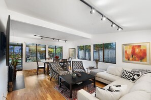 Smart TV, fireplace