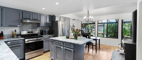 Frigorífic, microones, forn i placa de cuina