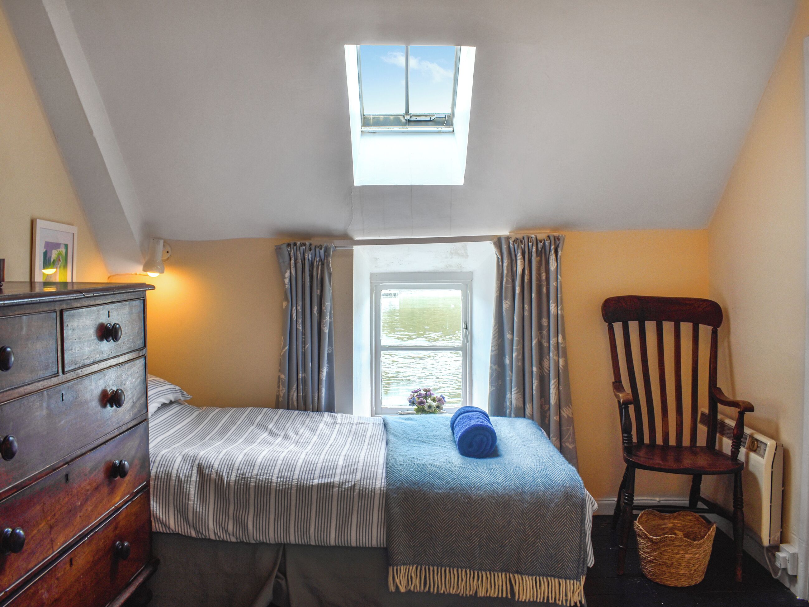 3 bedrooms, bed sheets