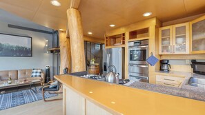 Interior - Deck Views, Fire Pit, Pool, 3 Mins to Beach Madrona Tree Retreat by Avantstay (Coupeville)