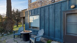 Interior - Deck Views, Fire Pit, Pool, 3 Mins to Beach Madrona Tree Retreat by Avantstay (Coupeville)